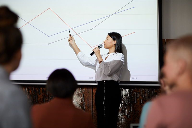 mulher apresentando as metas mensuráveis de uma empresa