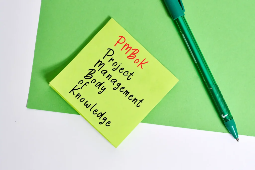 Post-it com a sigla PMBOK (Project Management Body of Knowledge)