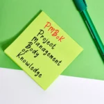 Post-it com a sigla PMBOK (Project Management Body of Knowledge)