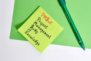 Post-it com a sigla PMBOK (Project Management Body of Knowledge)