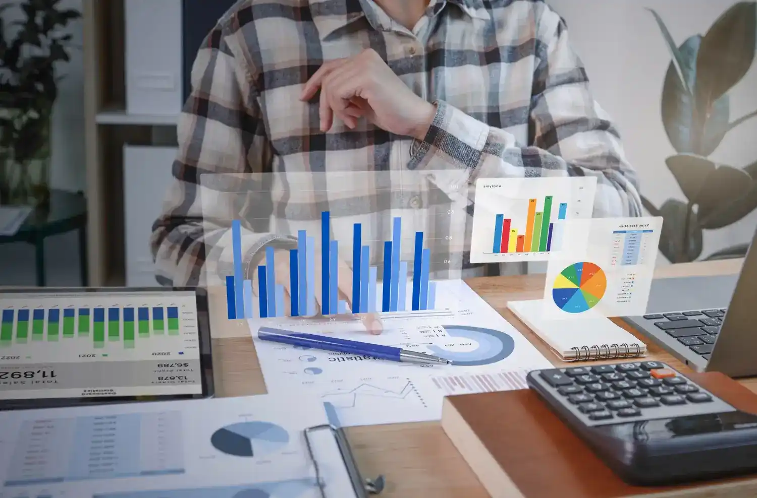 Imagem mostrando a análise de gráficos e indicadores, representando o processo de benchmarking
