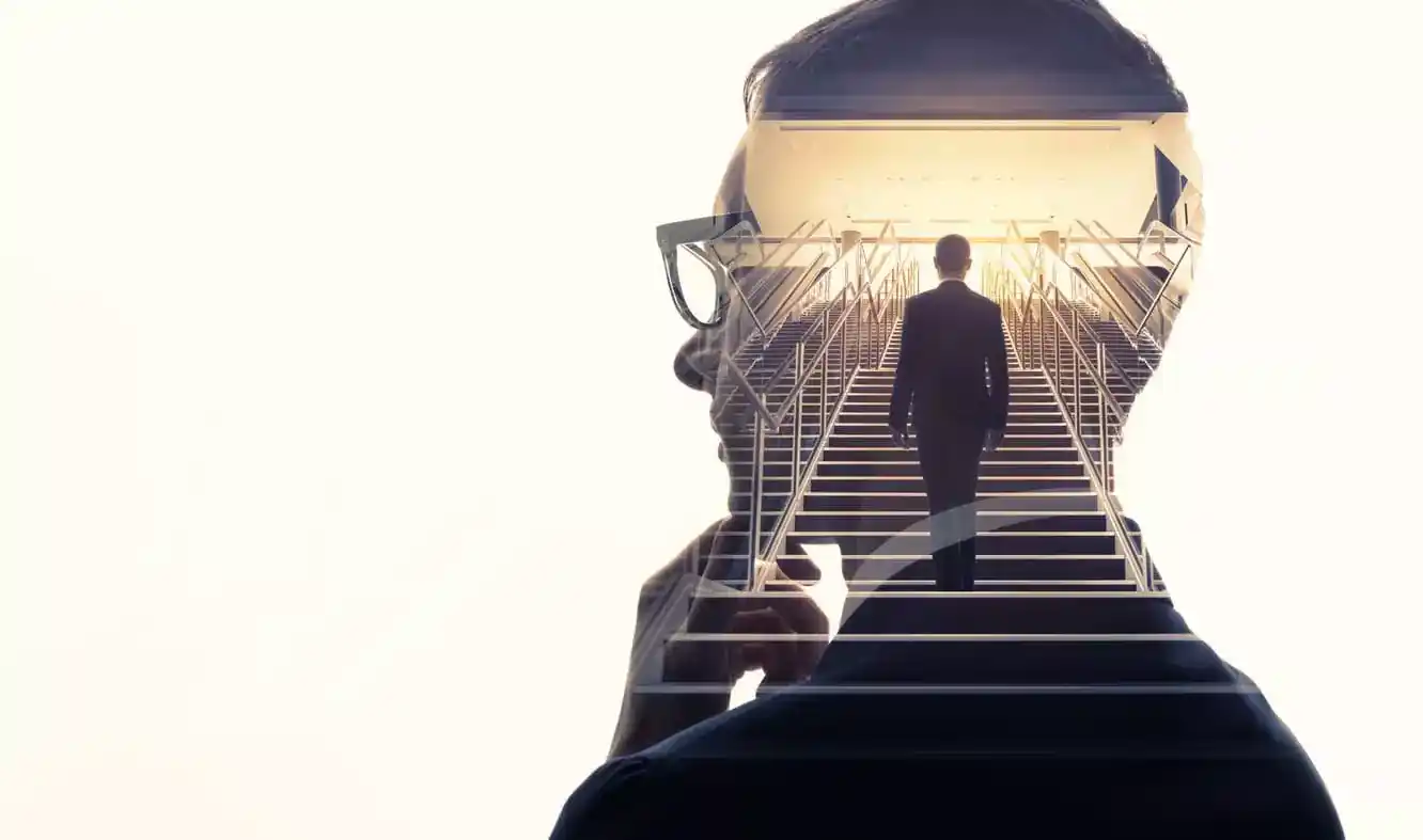 Imagem ilustrando a liderança situacional, representada pela reflexão de um líder olhando para uma escada