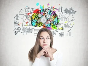 Mulher refletindo com gráficos e elementos visuais, representando o pensamento sistêmico e a interconexão de diferentes áreas
