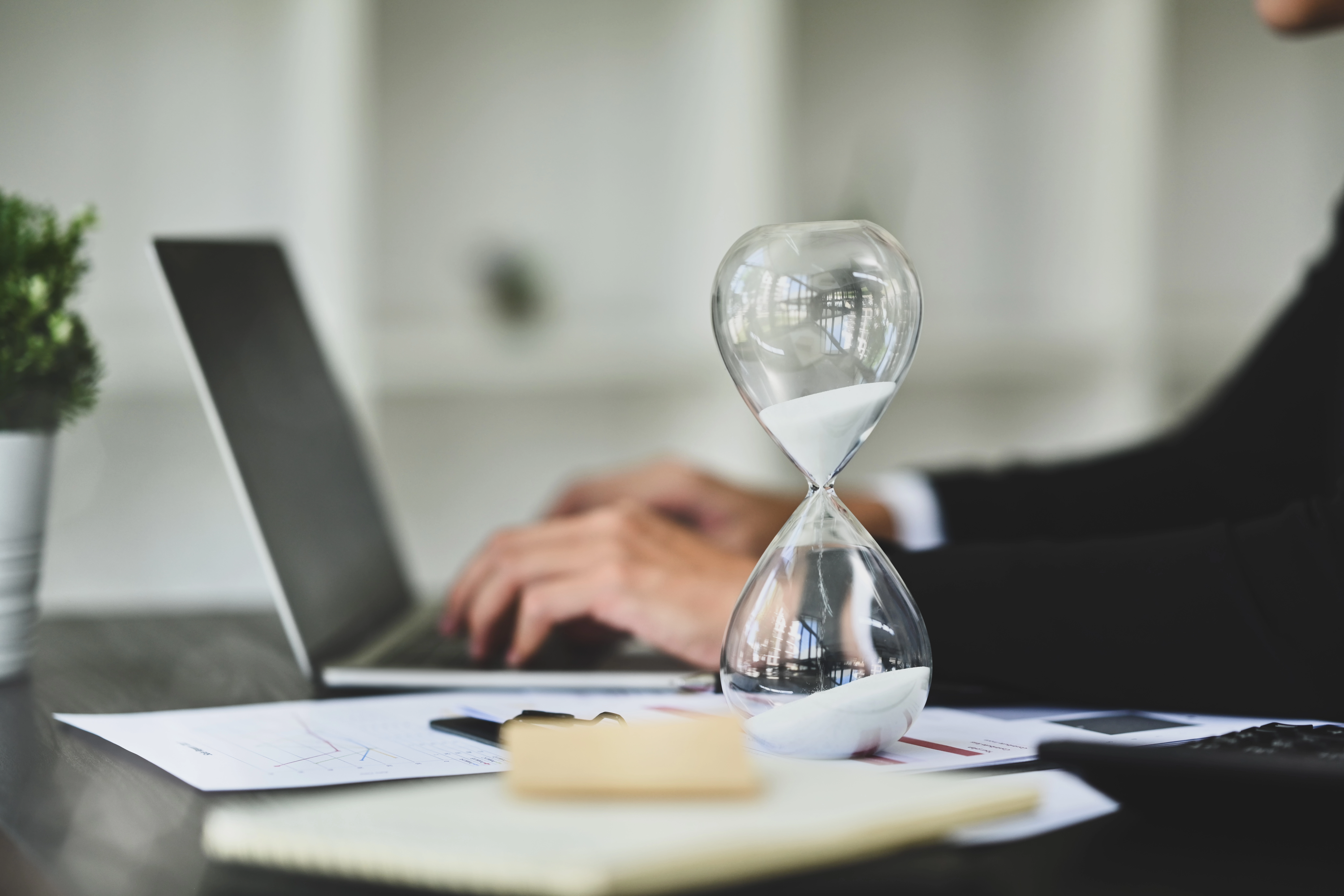 pessoa trabalhando sua gestão de tempo com produtividade