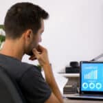 Homem analisando dashboards de gestão de riscos.