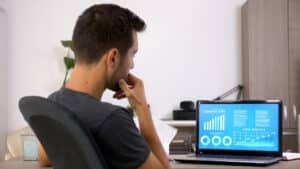 Homem analisando dashboards de gestão de riscos.