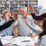 Integração de diferentes gerações no ambiente de trabalho sob liderança multigeracional.