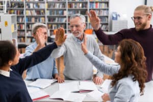 Integração de diferentes gerações no ambiente de trabalho sob liderança multigeracional.
