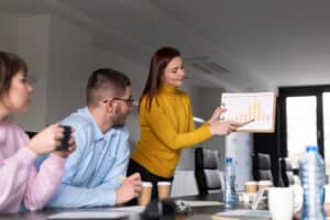 Indicadores de desempenho por setor em gráfico empresarial.