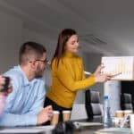 Pessoas analisando indicadores para startups em gráficos e métricas de desempenho.