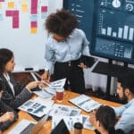 Equipe trabalhando com indicadores ESG.