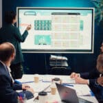 Grupo usando um dashboard para reuniões durante a apresentação.