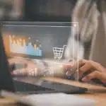 Indicadores para e-commerce exibidos em gráfico digital no notebook.