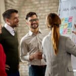 Grupo trabalhando com liderança no planejamento estratégico para alcançar metas.