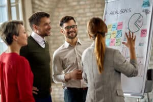 Grupo trabalhando com liderança no planejamento estratégico para alcançar metas.