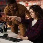 Colaboradores discutindo estratégias de gameficação em ambiente de trabalho.