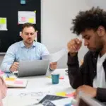 Equipe em reunião sobre gestão de riscos em projetos.