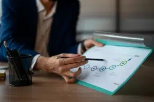 Profissional analisando gráfico de crescimento, aplicando a filosofia Kaizen no ambiente de trabalho.