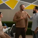 Colaboradores conversando em ambiente de trabalho, demonstrando feedback contínuo.