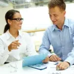 Profissionais discutindo consultoria pro bono em um escritório.