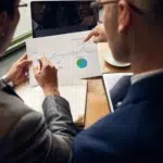 Análise de dados por duas pessoas para otimizar o market share da empresa.