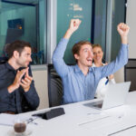 funcionários de empresa aplicando o Playing to Win