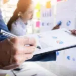 gestor fazendo auditoria da qualidade