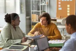 gestores se reunindo para escolher entre as melhores ferramentas de IA para gerar ata de reunião