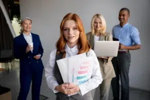 funcionários de empresa aplicando modelo McKinsey 7S
