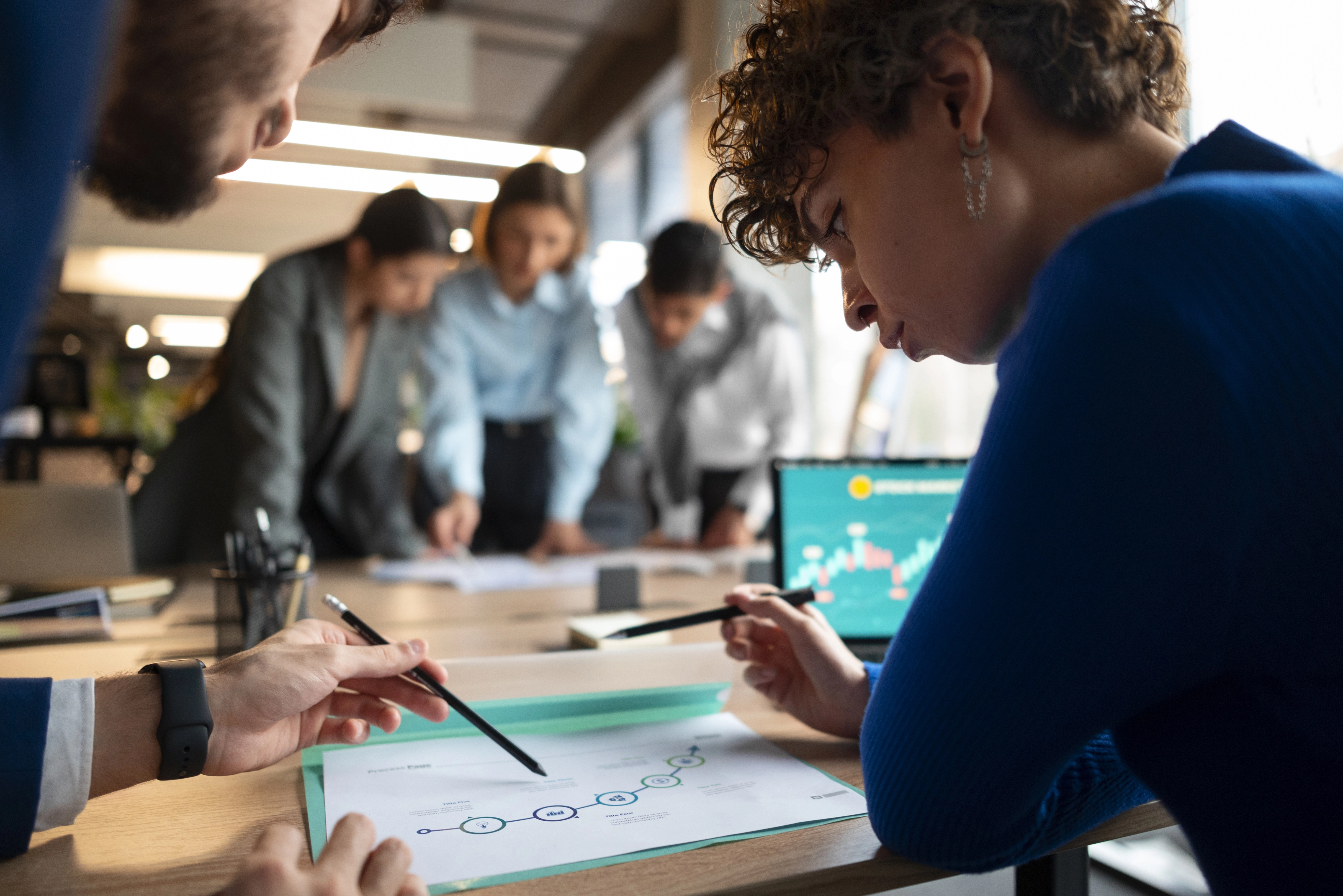 Directivos aprendiendo cómo hacer un plan de acción.