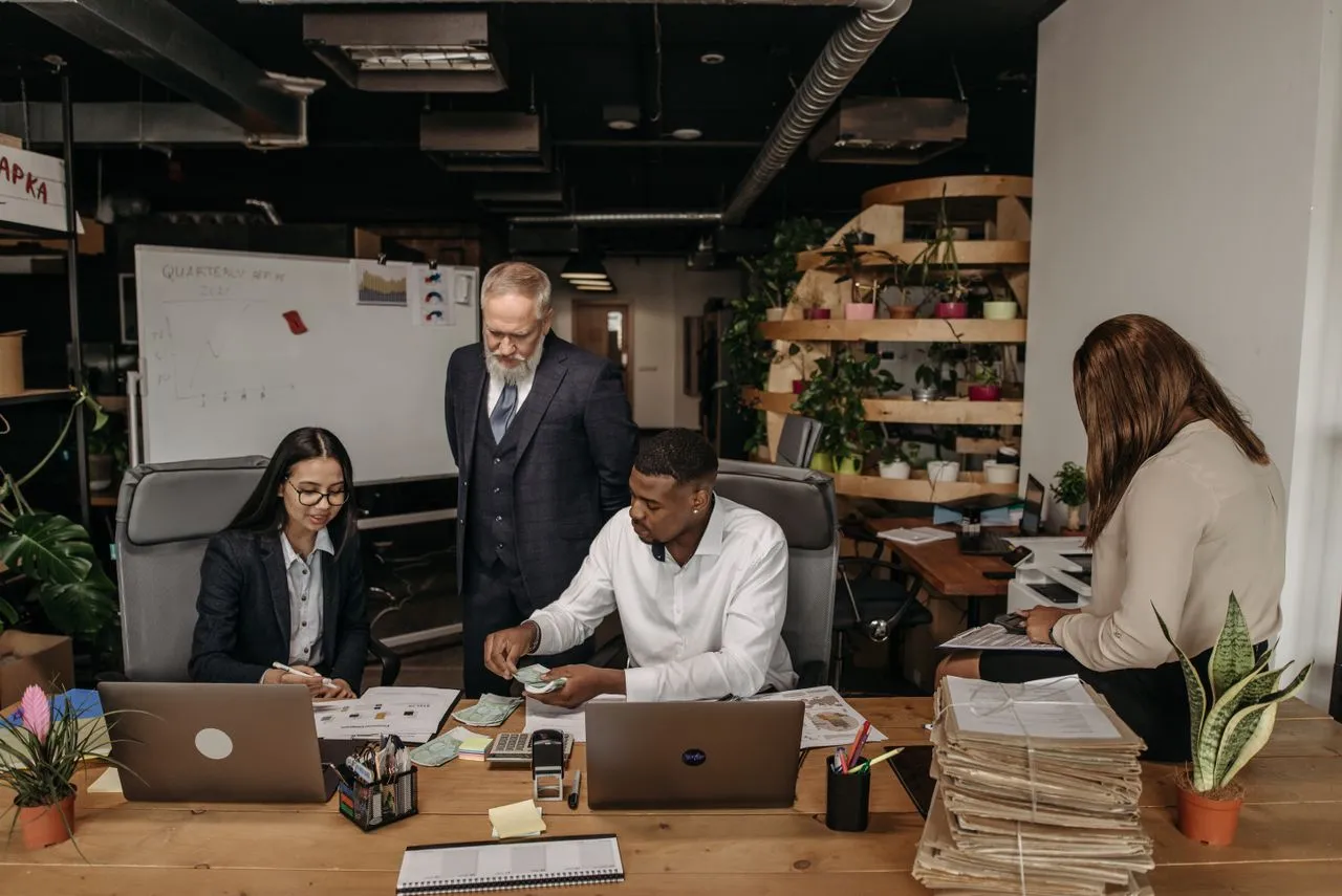Equipo trabajando en la definición de roles y responsabilidades mediante una matriz RACI.