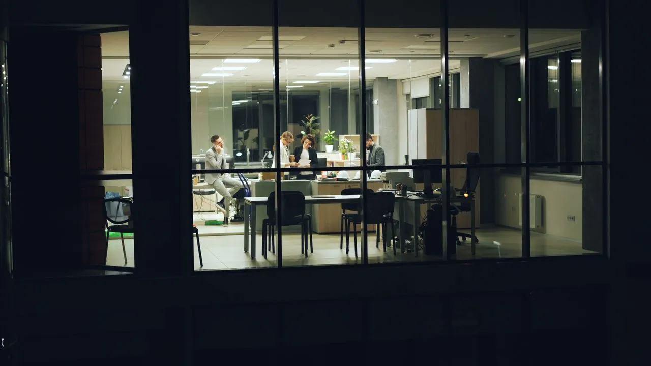 Equipo en un ambiente corporativo analizando estrategias para construir una ventaja competitiva.