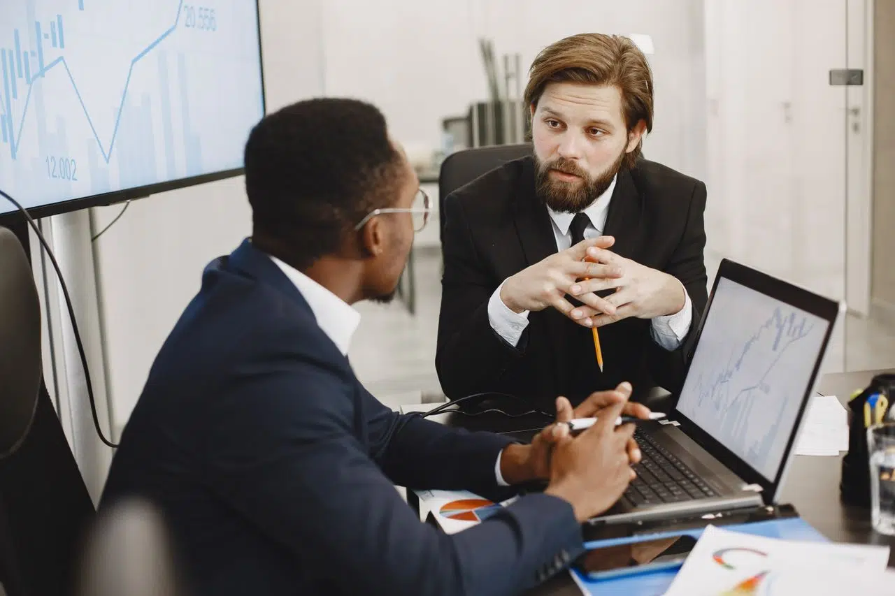 equipo de trabajo discutiendo sobre excelencia operacional