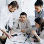 equipe realizando o mapeamento de processos com VSM na empresa