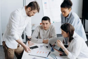 equipe realizando o mapeamento de processos com VSM na empresa