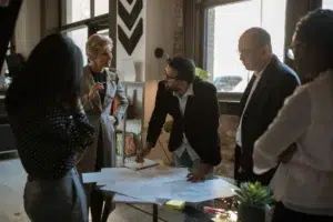 equipe debatendo depois de notar caminho crítico da sua empresa em uma conversa mais tensa