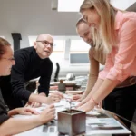 equipe reunida para checar e calcular roi do planejamento estratégico
