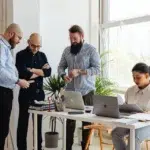 equipe reunida analisando a vantagem competitiva da empresa