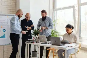 equipe reunida analisando a vantagem competitiva da empresa
